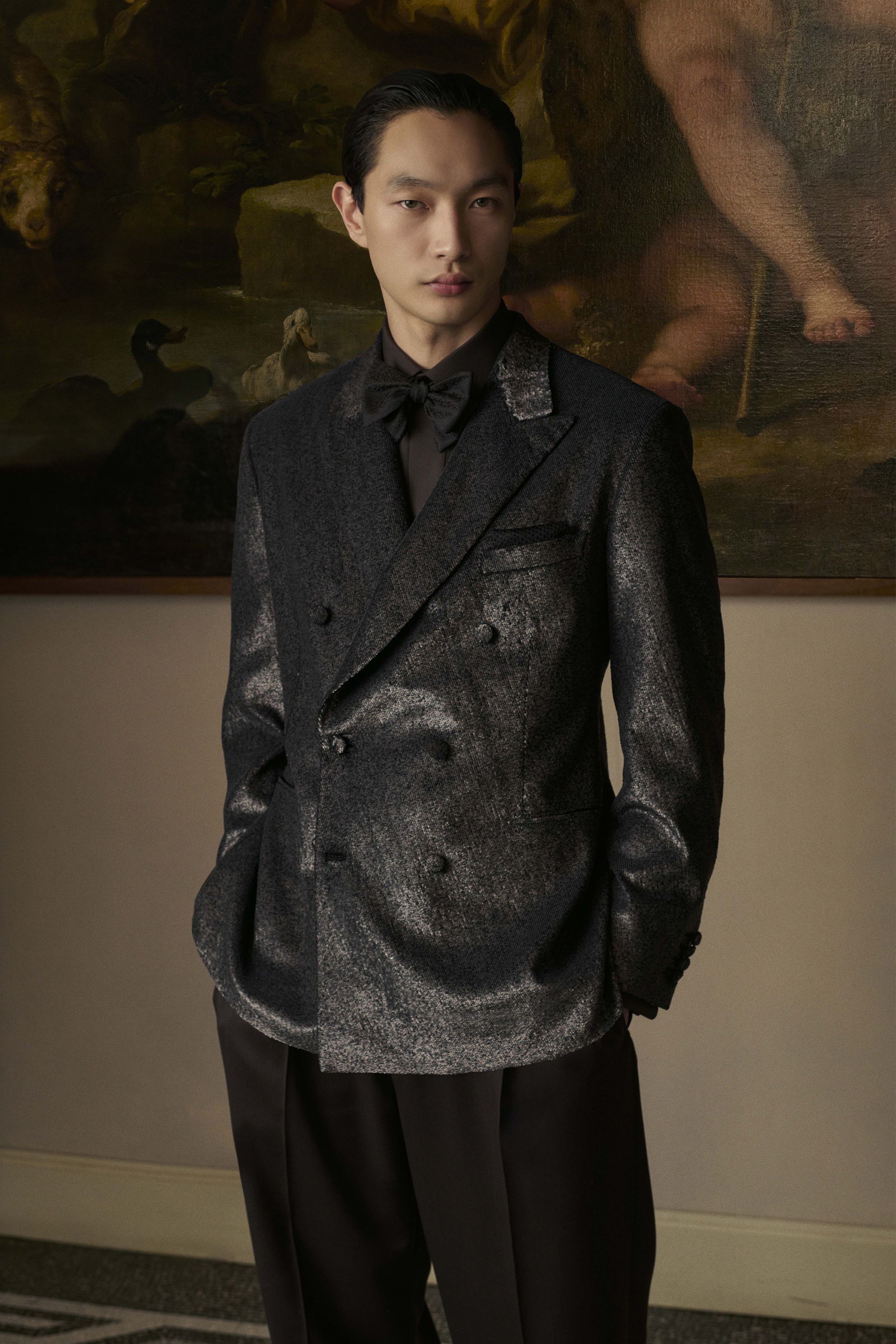 Brioni 26FW 将罗马式裁缝传统带回私密空间：柔光室内、艺术油画背景下，双排扣西装、丝绒感羊毛与精致大衣构建出一种内敛而从容的权力美学。剪裁依然精准，却刻意弱化锋芒，通过柔软肩线与舒适比例回应当代精英对“放松优雅”的渴望。Brioni 不再强调正式场合，而是将高级定制精神融入生活本身，展现真正的老钱式现代性-顽石频道趋势研究